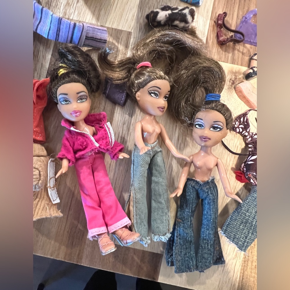 Mini Bratz dolls w/multiple accessories